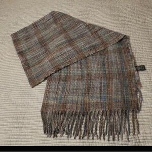 Vince Camuto OS/TU long, fringed woven scarf. 32w x 80l, gently used.
